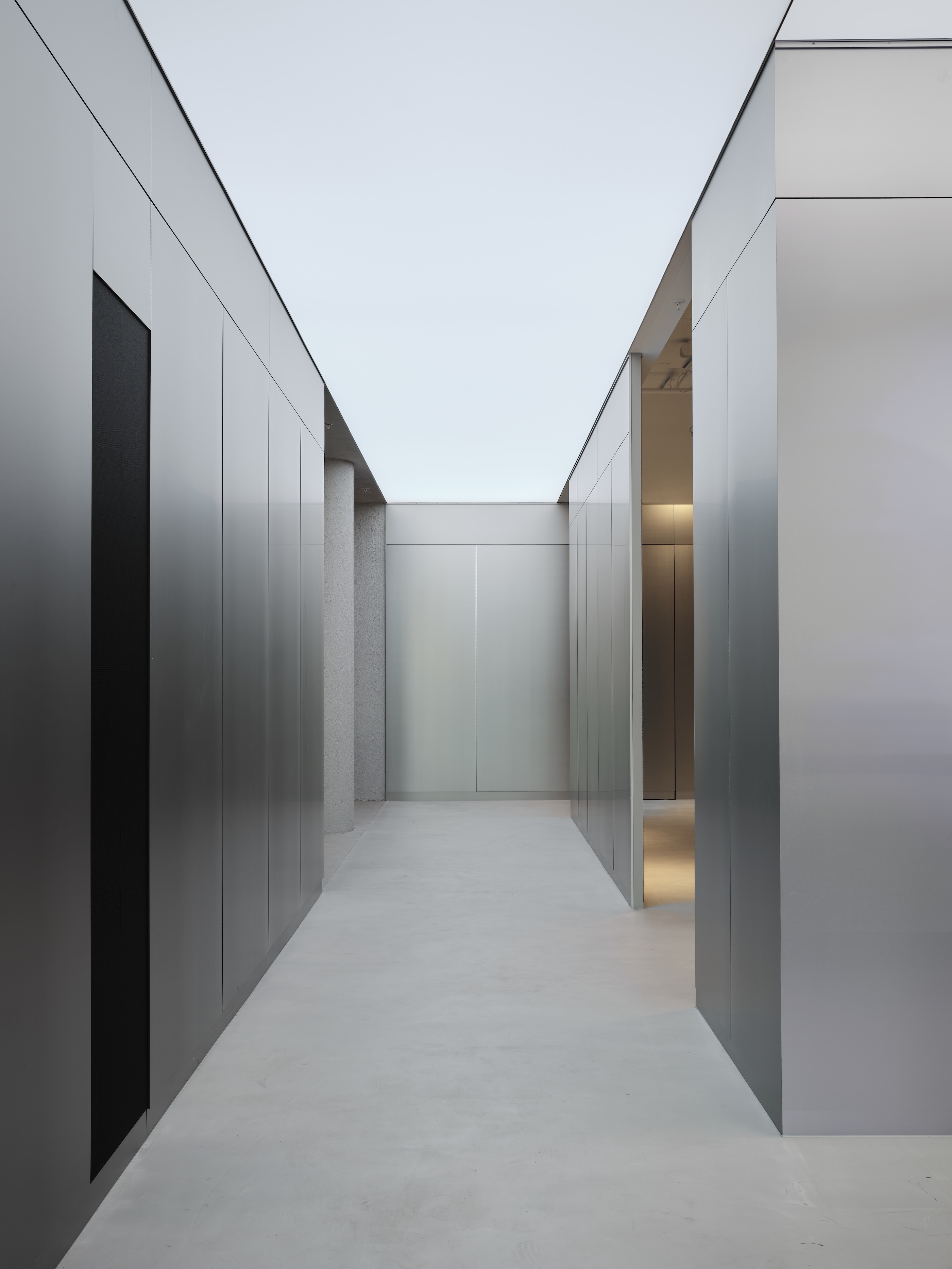 Gallery corner with light bar and modular sofa